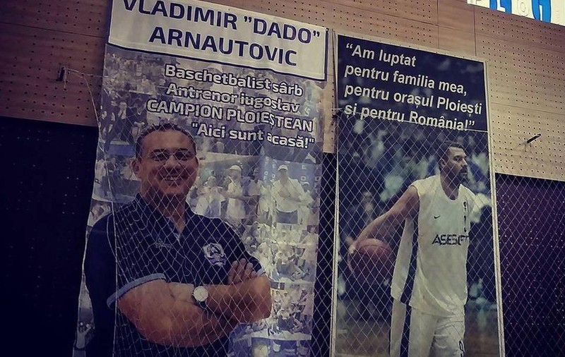 Un poster al regretatului Arnautovici, cel mai de succes antrenor din baschetul nostru, ”veghează” la Sala Olimpia din Ploiești