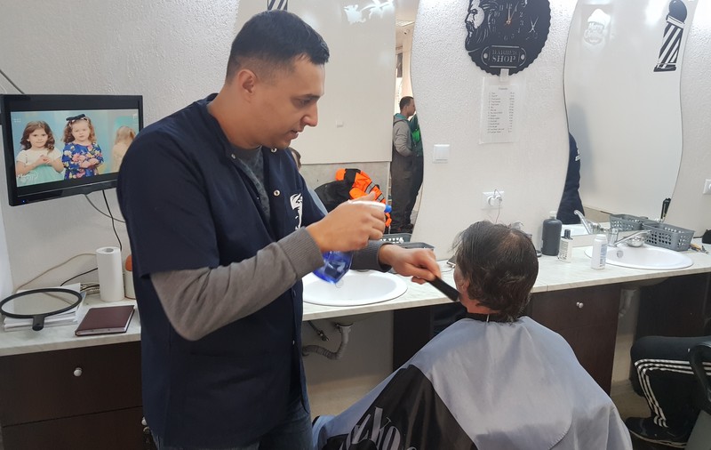 Ura și la frizerie! Am aflat poveștile salonului de la linia 1