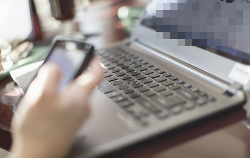 A hărțuit o adolescentă să-i trimită bani și coduri de cartele reîncărcabile. Individul din Sibiu a ajuns după gratii