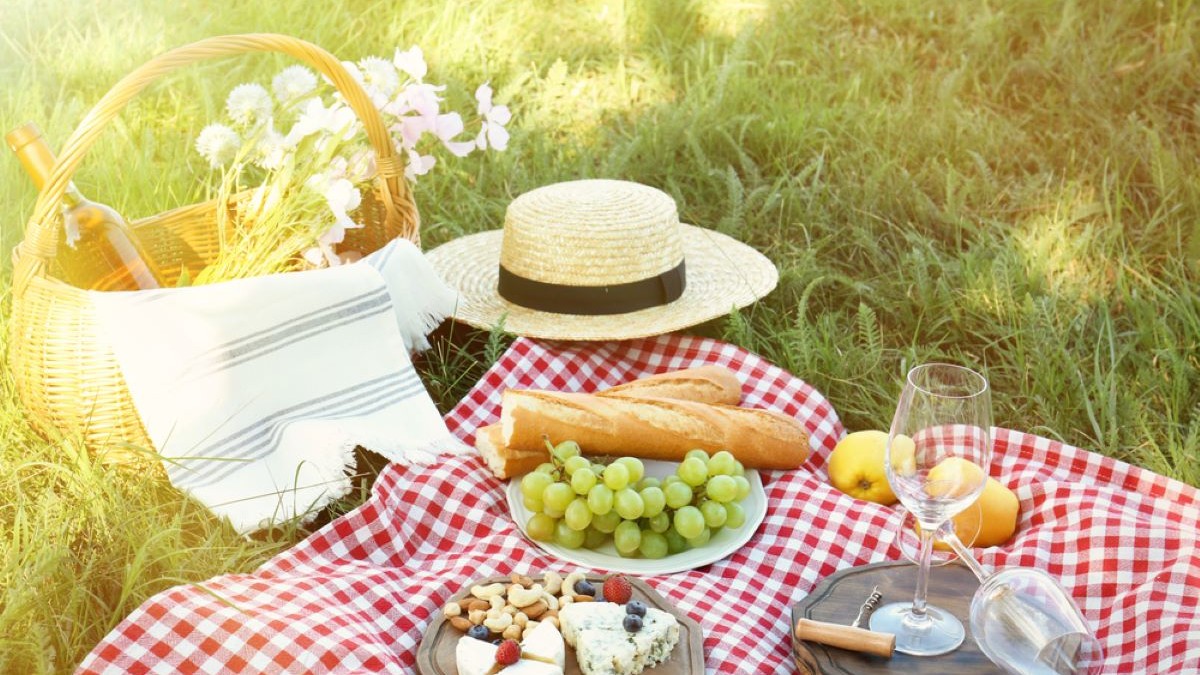 Ghid pentru organizarea unui picnic perfect în parc. Ce nu trebuie să-ți lipsească din geanta de picnic