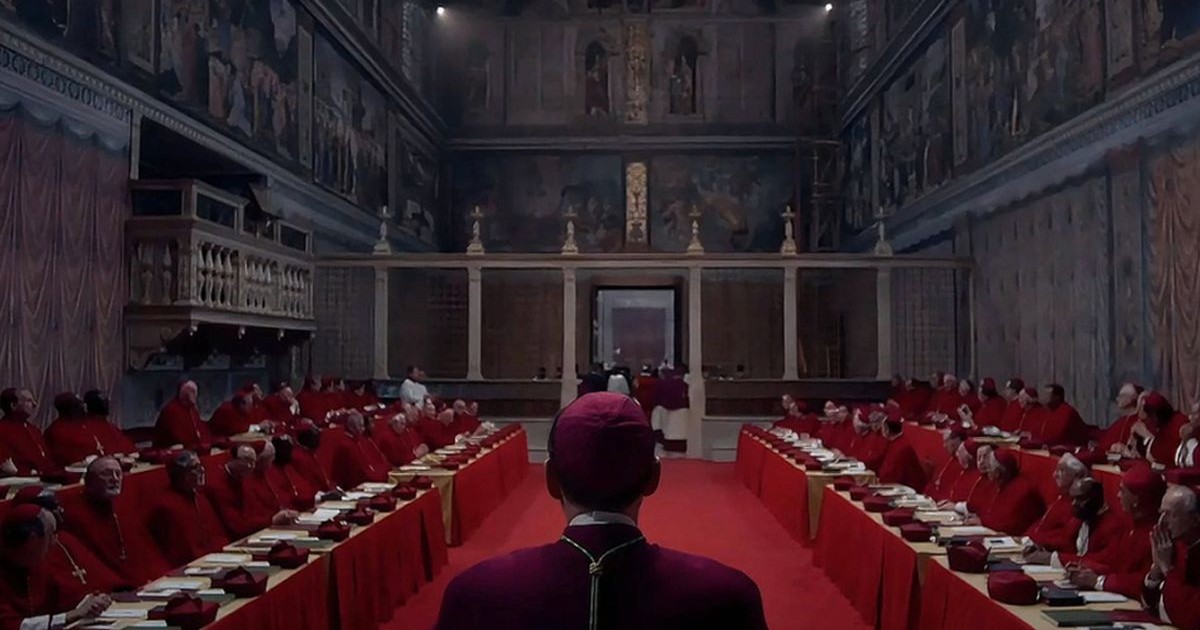 Imagine din filmul „Conclave” din 2024, regizat de regizorul premiat cu Oscar, Edward Berger, despre alegerea unui nou Papă după moartea subită a predecesorului său. Cardinalul Thomas Lawrence, interpretat de Ralph Fiennes, prezidează alegerile din Capela Sixtină, unde ceilalți cardinali stau la masă