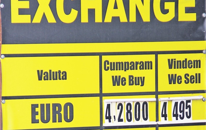 Euro a mai înghiţit câţiva lei