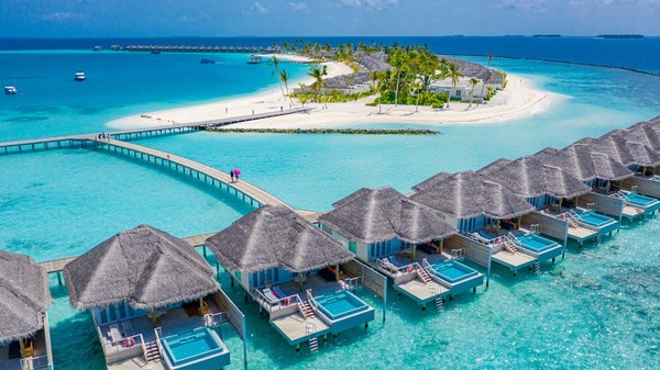 Ce poți să vizitezi în Maldive - Imagine aeriană asupra unor spaţii de cazare deasupra mării în Insulele Maldive.