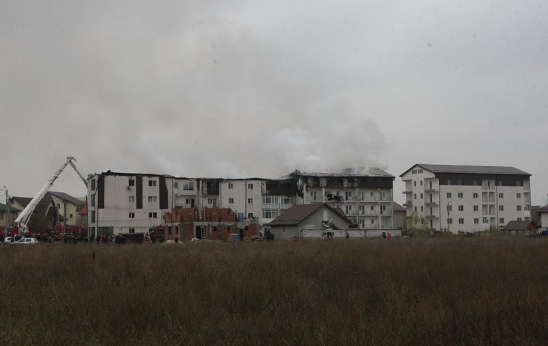 VIDEO/ Locuitorii din Chiajna aduc acuzații dure, după incendiul care a cuprins trei blocuri. "E posibil să fi rămas doar cu hainele de pe mine!”. De la ce ar fi pornit incendiul