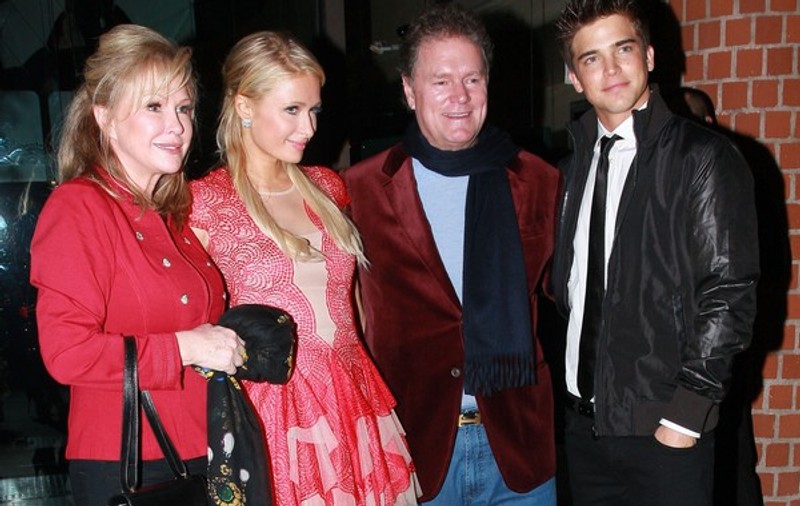 Paris Hilton l-a prezentat pe iubitul ei părinţilor! | FOTO