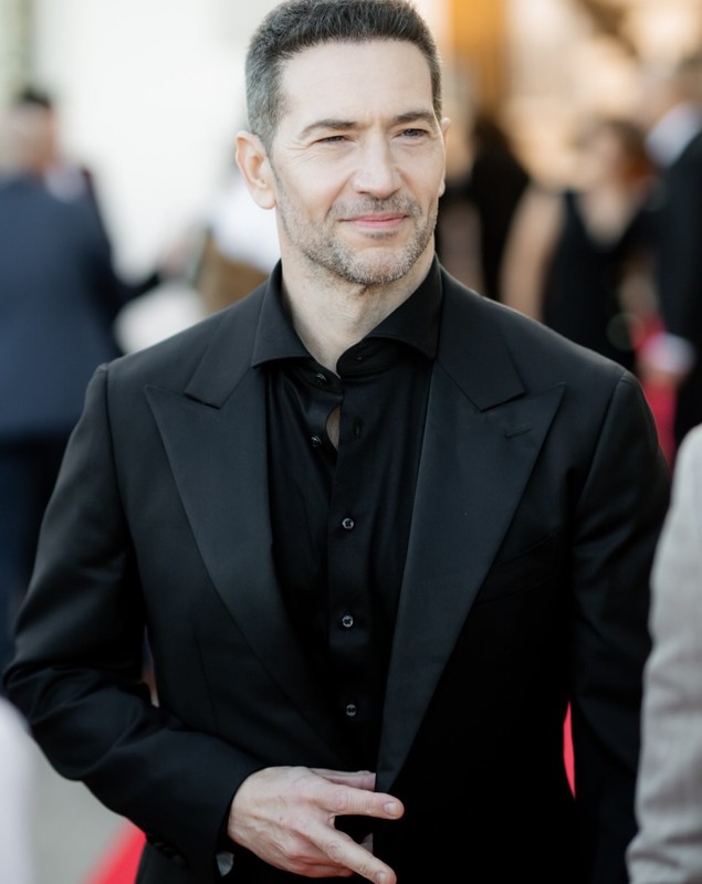 Ce știa actorul britanic Luke Roberts despre România înainte să ajungă în țara noastră: „Am avut escortă de poliție”
