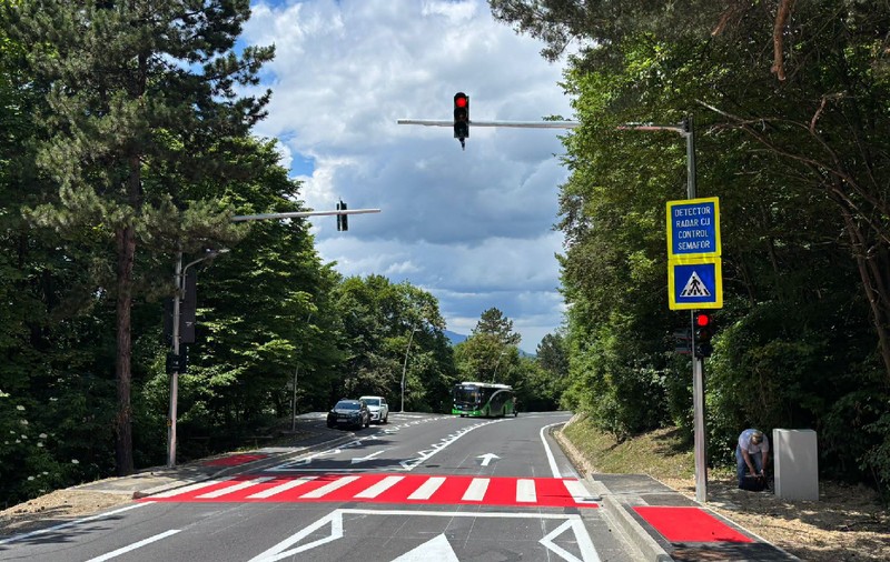 Semaforul cu radar din Brașov, care le reamintește șoferilor de limita de viteză
