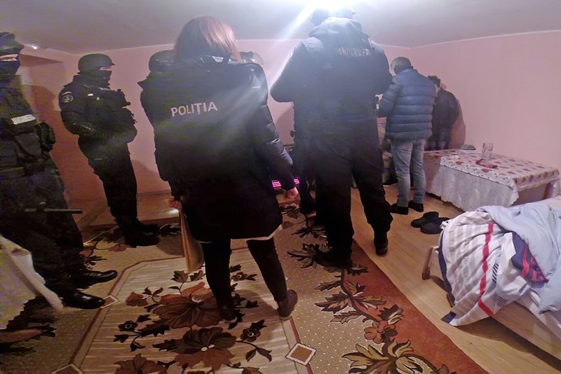 Una dintre percheziţii
