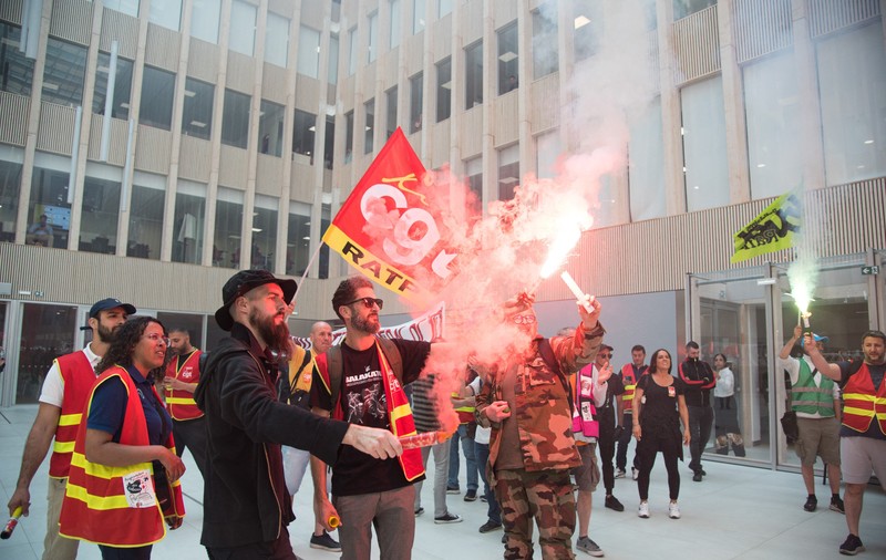 Noi proteste în Franța față de reforma pensiilor. Manifestanții au ocupat pentru scurt timp sediul Jocurilor Olimpice de vară din Paris