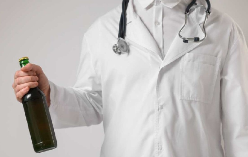 Un medic britanic este acuzat că a „lins berea de pe decolteul colegei sale” și a fost suspendat un an din funcție