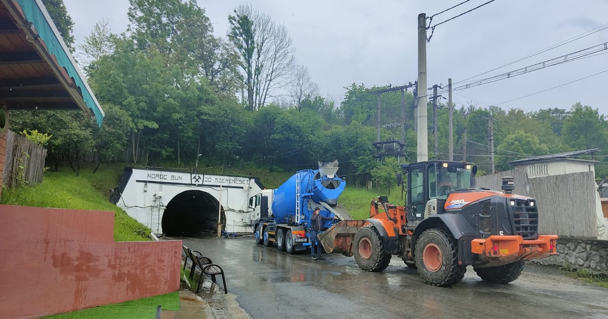 Utilaje la intrarea in Salina Praid
