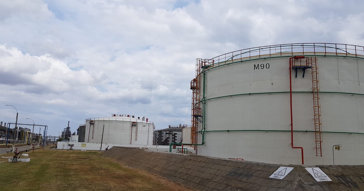Șase lucruri despre care nu știai că se produc într-o rafinărie: granule de plastic, GPL, bitum, cocs, sulf și păcură. Depozite de carburanți de la Rafinăria Petromidia