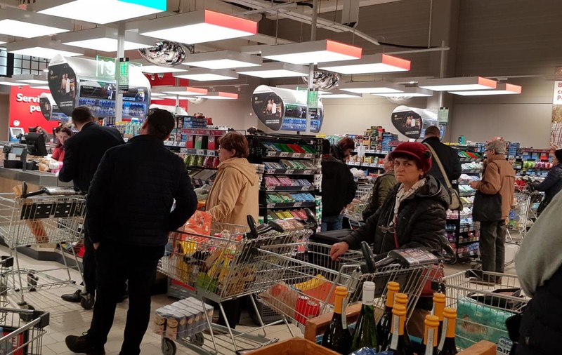 Marile rețele comerciale: Vânzările de alimente au crescut cu 30% în ultimele zile, din cauza aglomerației provocate de coronavirus. Tendința este de scădere