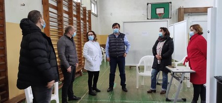Marcel Romanescu (în centru), primarul din Târgu Jiu, la un centru de vaccinare
