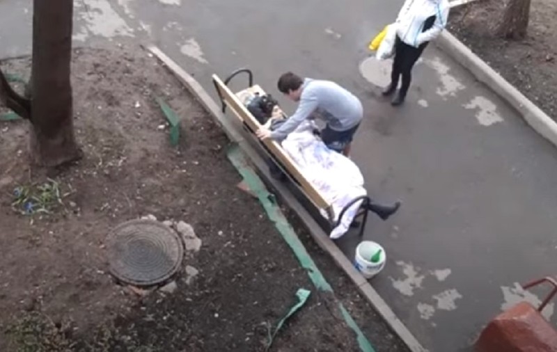 VIDEO | O rusoaică a murit pe o bancă din fața blocului în care locuia, la o zi după ce a fost testată negativ pentru COVID-19