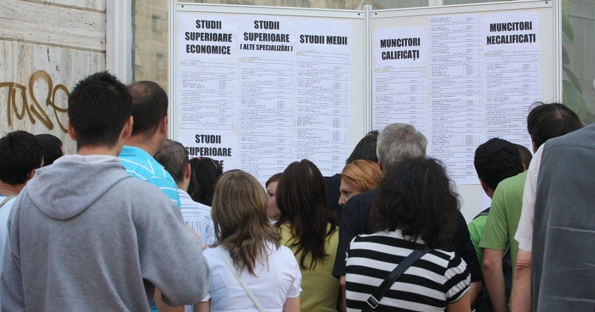 Ziua mondială a siguranţei şi sănătăţii la locul de muncă, marcată pe 28 aprilie. Oameni care consultă panouri cu liste în care sunt afișate joburi disponibile
