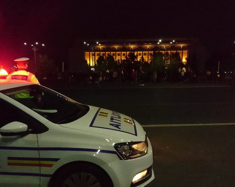 Protest în Piața Victoriei. Aproximativ 100 de oameni s-au adunat în fața Guvernului / FOTO