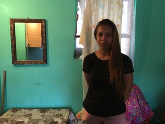 Ionela, lângă masa unde își face temele