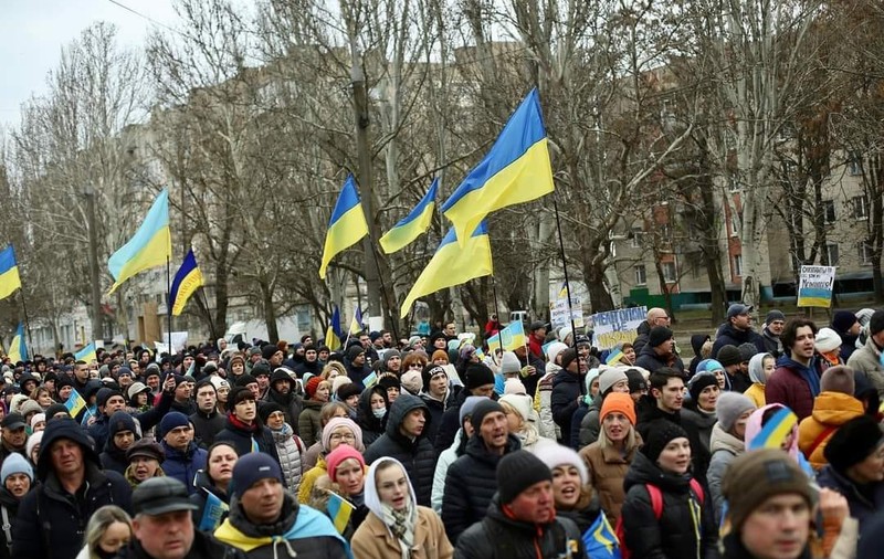 EXCLUSIV. Profesoară care protestează în Melitopol, orașul cu primarul răpit de ruși: „Ne-au oprit programele noastre TV și ni le rulează pe ale lor, cu Putin”