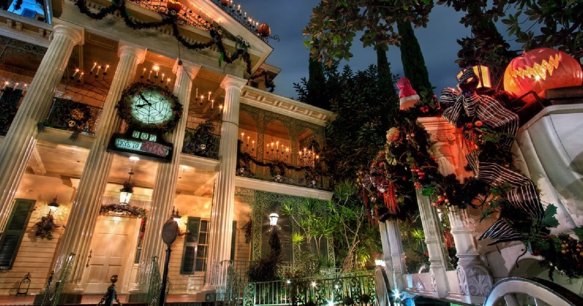 Atracția Conacul Bântuit de la Disneyland California, decorată cu accente înfricoșător de festive inspirate din filmul lui Tim Burton, Coșmarul dinaintea Crăciunului.