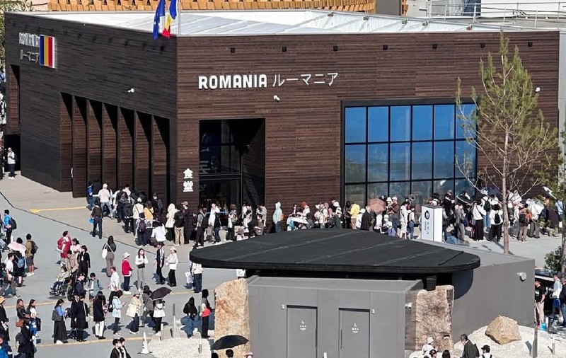 Japonezii s-au adunat în fața Pavilionului României din Osaka să-i asculte pe muzicienii de la București: „Coada spune totul”