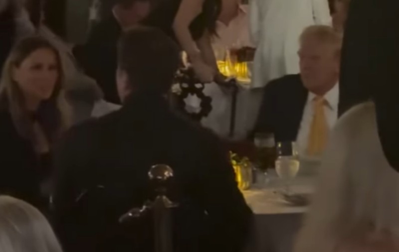 Donald Trump, surprins în timp ce sărbătorea victoria la alegeri cu Melania și Elon Musk | VIDEO