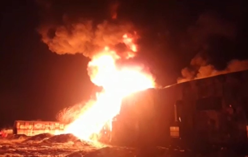 Incendiu violent la o hală din Ilfov. În interior sunt bazine cu acetonă și saci cu nitrat de amoniu. Avertizare prin RO-ALERT a populației din zonă