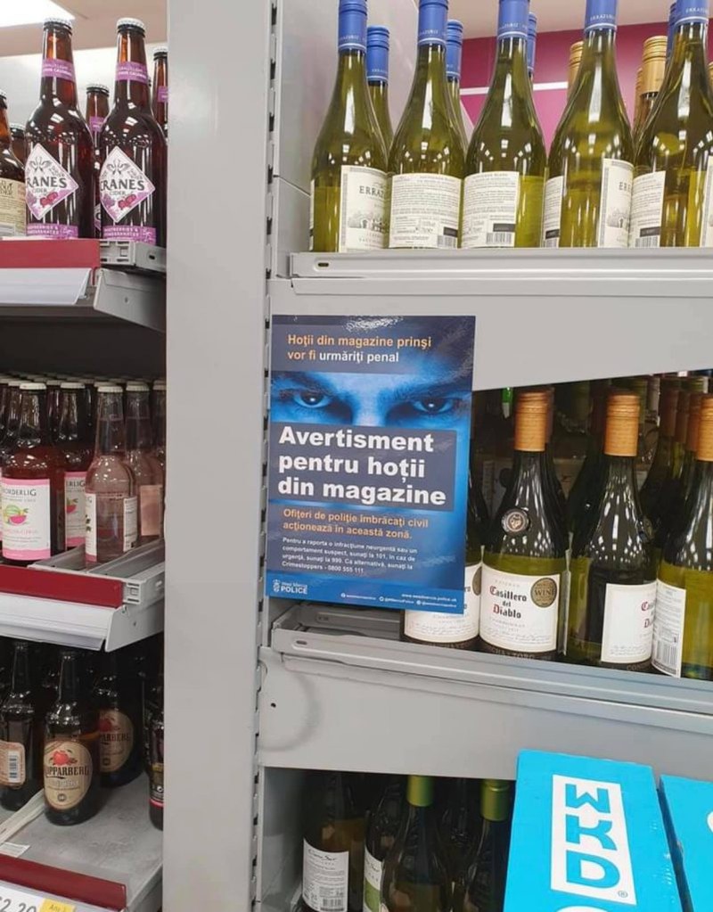 Așa arată afișul pus într-un magazin Tesco din Londra: ”Avertisment pentru hoții din magazine. Ofițeri de poliție îmbrăcați civil acționează în această zonă”