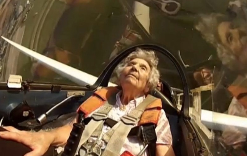 MOD INEDIT DE A SĂRBĂTORI ANIVERSAREA cu numărul 100. O BĂTRÂNICĂ din MAREA BRITANIE A FĂCUT CASCADORII CU AVIONUL