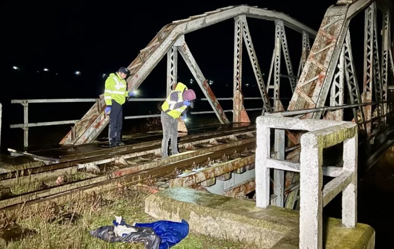 Un bărbat din Botoşani a murit după ce a fost lovit de trenul Iaşi - Dorohoi. Conductorul trenului: „Era întins de-a latul şinei”