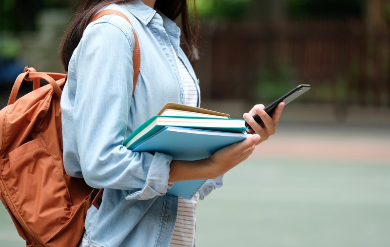 Revenge porn, fenomen îngrijorător printre adolescenți. O elevă din Vaslui a distribuit pe grupurile școlii poze cu o colegă goală și acum riscă închisoarea pentru pornografie infantilă