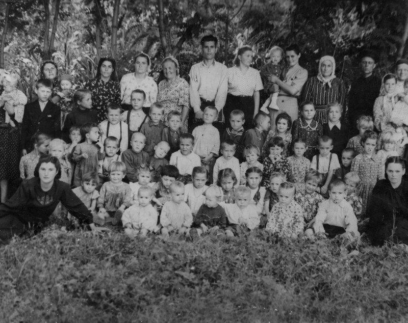 FOTO EXCLUSIV. Proiectul „Rama albastră: Album de familie”. O altfel de istorie a Basarabiei, recompusă ca un puzzle din fotografiile oamenilor simpli