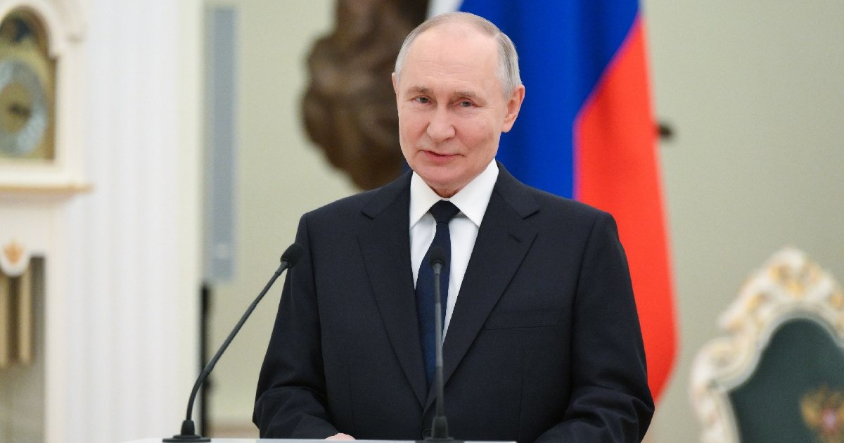 Președintele rus Vladimir Putin vorbește în timpul unei ceremonii de prezentare a Premiilor prezidențiale 2024 în domeniul științei și inovării pentru tinerii cercetători la Kremlinul din Moscova, Rusia.