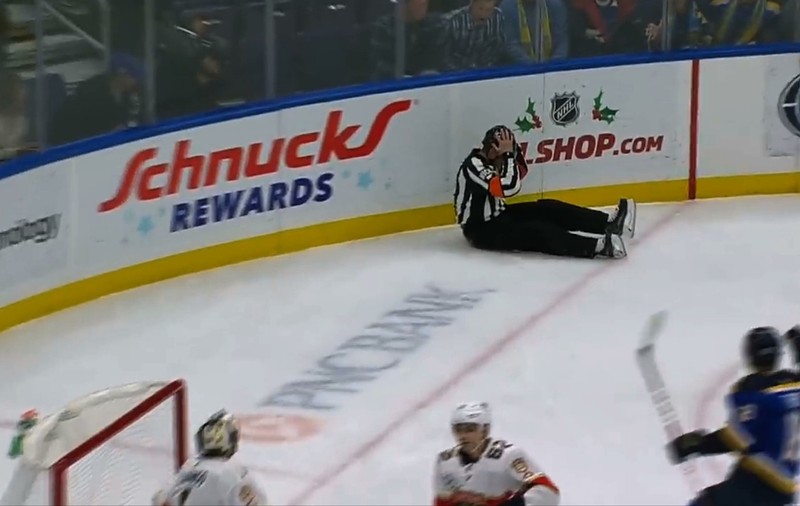 VIDEO | N-ați mai văzut niciodată așa ceva. Arbitrul a marcat un gol în meciul dintre Florida Panthers și St. Louis Blues, din NHL. Reușita cu ”zona sensibilă” n-a fost validată