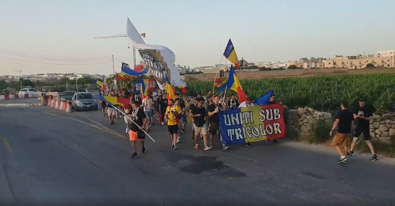 Fanii români au mers pe carosabil în drum spre stadion