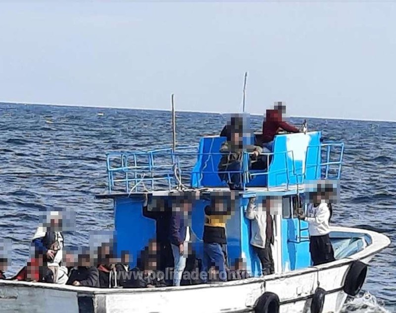 Operațiune de salvare în Marea Neagră, după ce o barcă cu zeci de migranţi, inclusiv copii, a fost depistată lângă Vama Veche