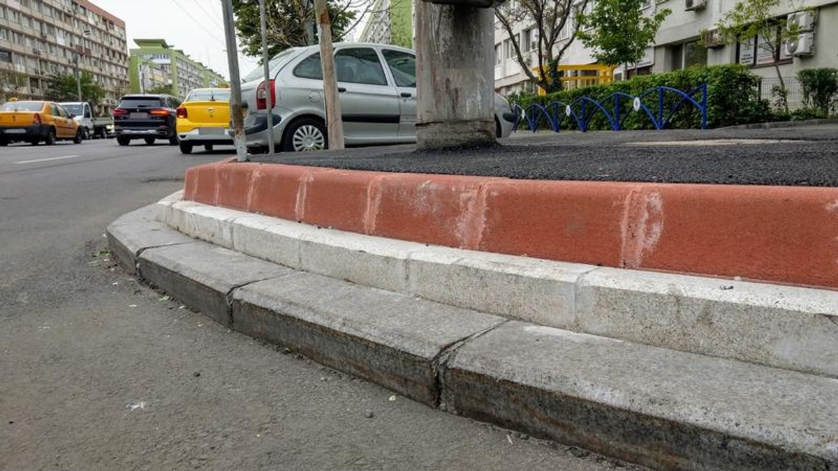 Trotuar cu trei rânduri de borduri diferite în sectorul 4