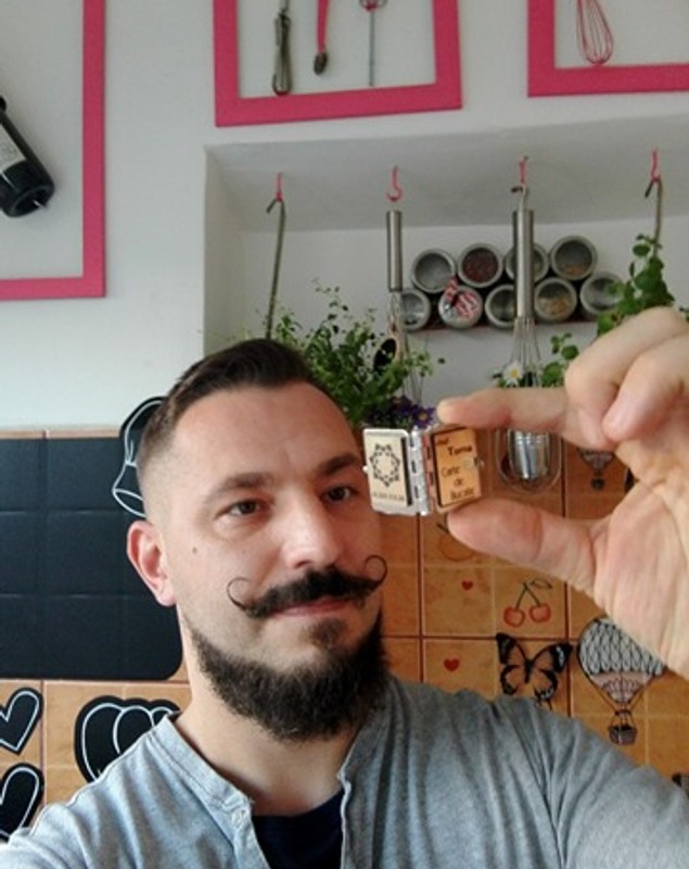 REPORTAJ/ Chef Cosmin Toma, bucătarul cu fantezie în bucătarie. Gătește mâncare ”porno” și desert în intestin de porc