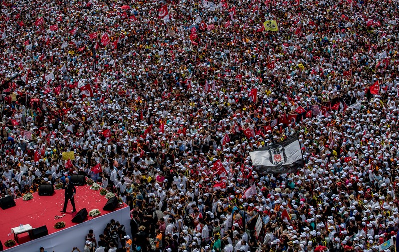 Mitinguri cu milioane de participanți organizate in Istanbul de Erdogan și contracandidatul său, Ince, cu o zi înainte de alegeri