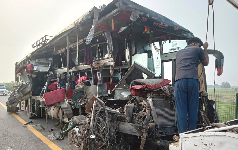 Un autobuz cu două etaje s-a ciocnit cu un camion cu lapte în nordul Indiei. Cel puţin 18 persoane au murit