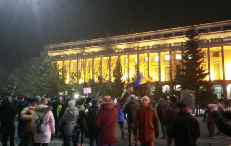 UPDATE. Protest în Capitală și în alte orașe din țară. Mii de oameni s-au adunat în fața Guvernului