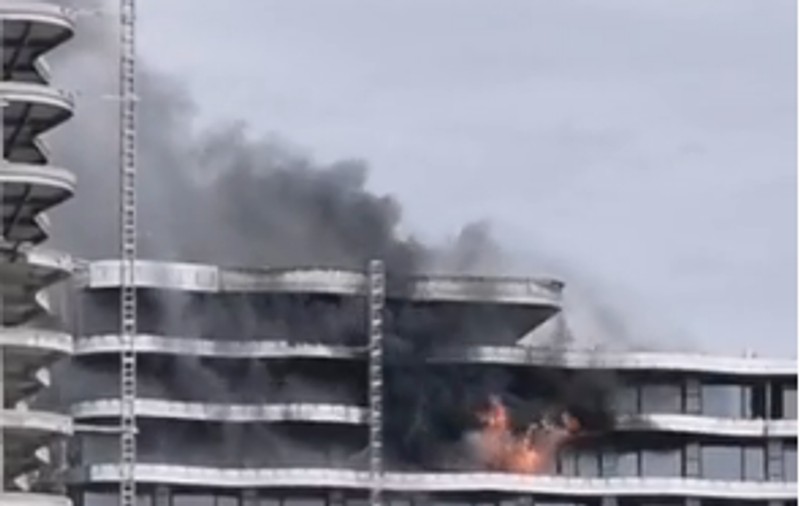 VIDEO | Incendiu puternic într-un bloc aflat în construcție din Mamaia