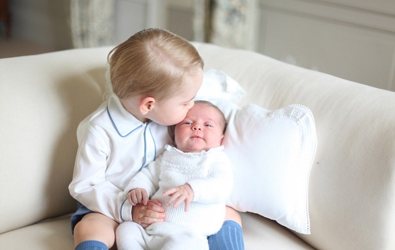 Primele imagini cu Prinţul George şi Prinţesa Charlotte au fost făcute publice. Copiii lui Kate şi ai lui William sunt adorabili