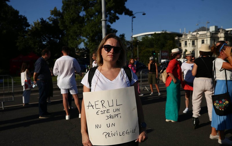 „Sistemul nu ne poate anestezia pe toți”. Protest în Piața Victoriei pentru Alexandra Ivanov, gravida care a murit la Spitalul Botoșani