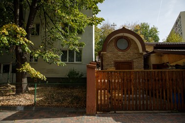 Capela mortuară a fost construită pe spațiul verde al blocului