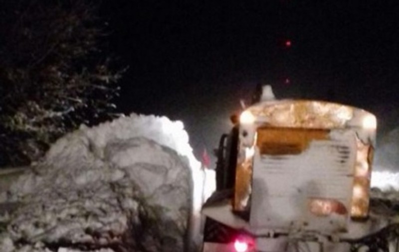 Mii de oameni dintr-un sat din Neamț sunt izolați din cauza drumului înzăpezit. O femeie însărcinată a fost transportată la spital cu șenilata