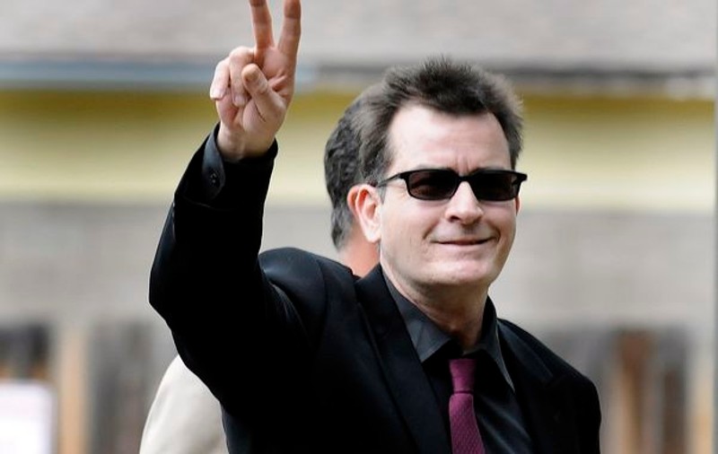 Charlie Sheen, furios într-un serial de comedie