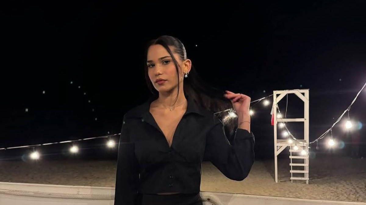 Giulia Todaro, o tânără de 19 ani, in richie neagra, parul prins, mana stanga ridicata la nivelul umarului, undeva pe o falșeza, noaptea, a murit in mod misterios in Italia