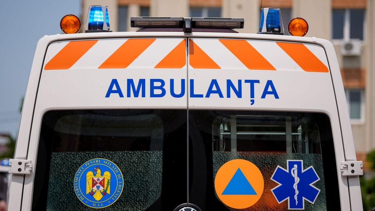 O ambulanță circulă pe o stradă din București, 12 iunie 2025