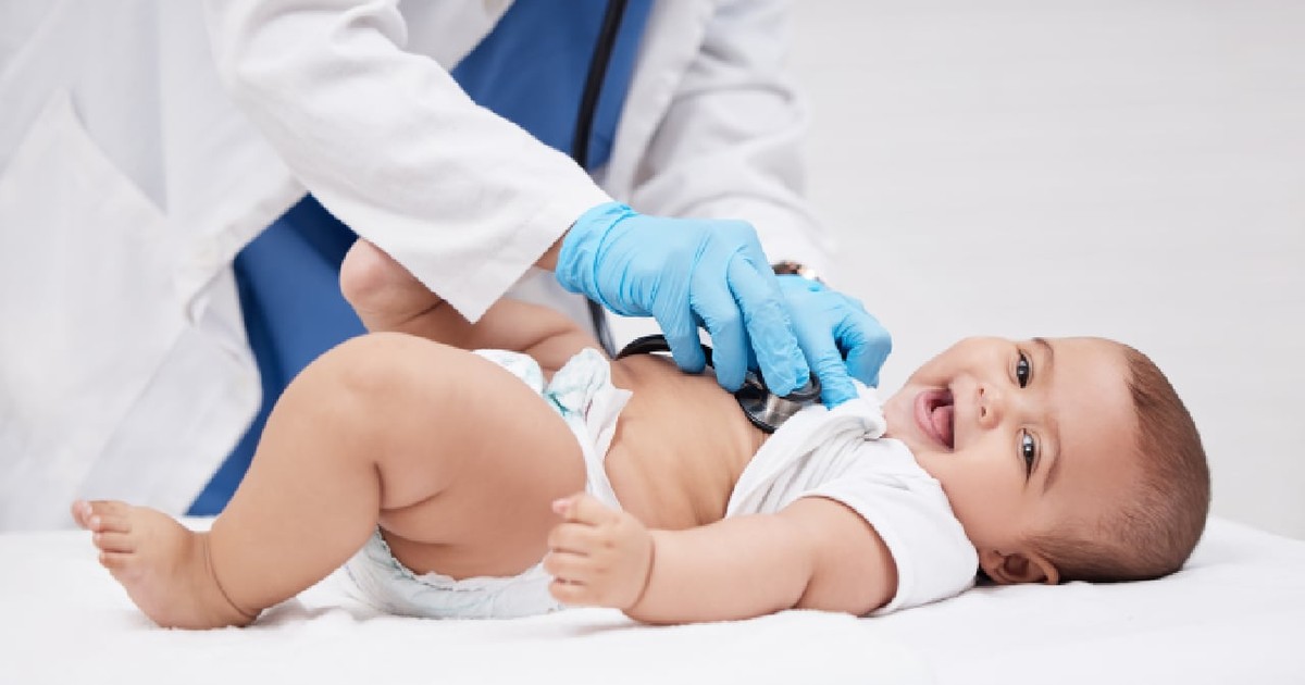 Bebeluș, doctor și stetoscop pentru consult și auscultarea bătăilor inimii, control medical și auscultarea plămânilor pentru îngrijirea medicală în spital.
